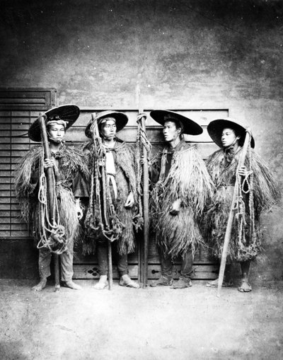 Hommes japonais en manteaux de paille - Japanese Photographer